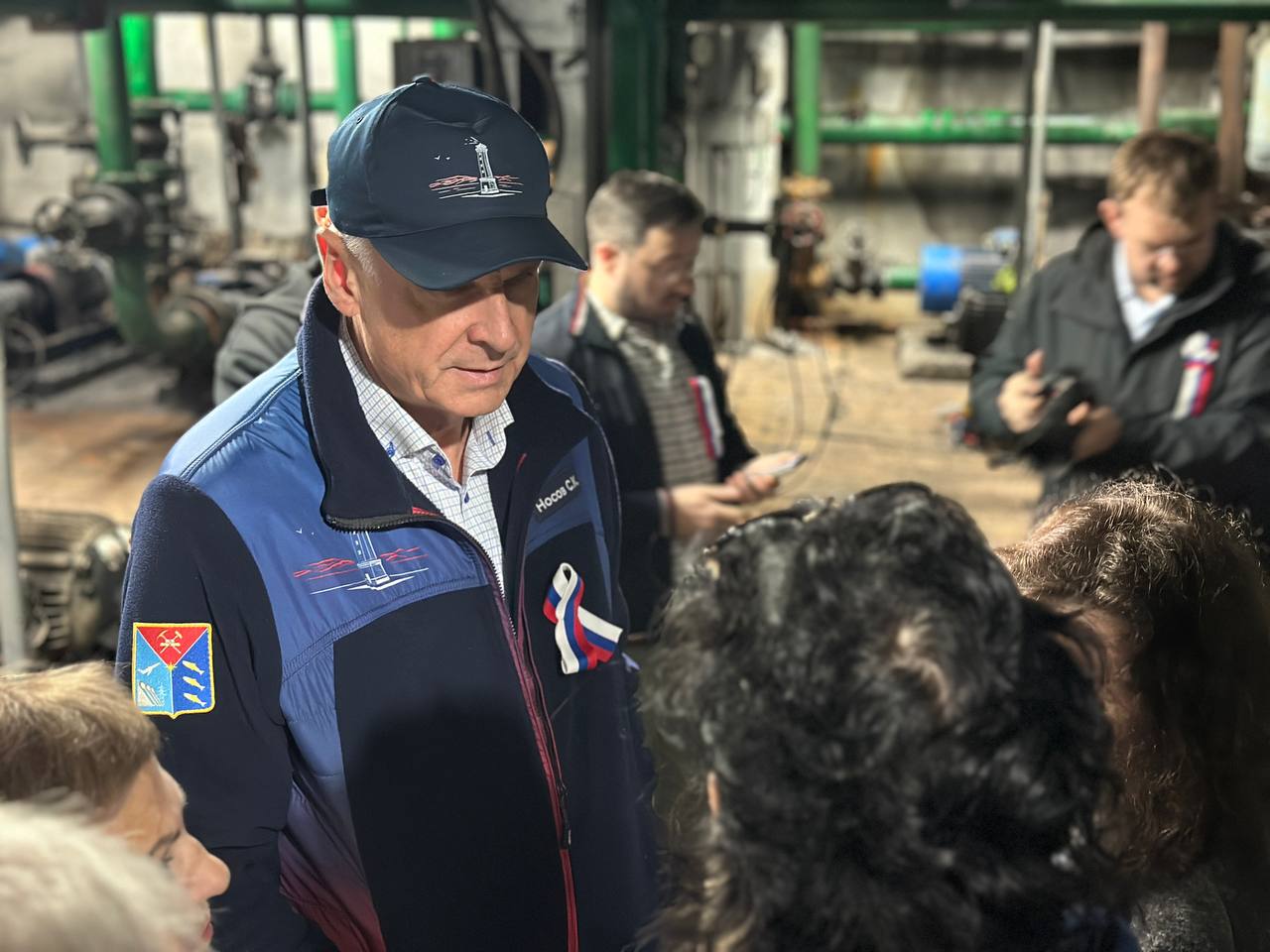 По поручению Сергея Носова в Ягодном проработают вопрос внепланового капремонта оборудования поселковой котельной Губернатор во время рабочего визита в Ягодное посетил поселковую котельную Здесь в летний период выполнили плановый ремонт оборудования который необходимо проводить раз в пять лет чтобы продлить срок эксплуатации агрегатов и не допустить возникновение аварий Помимо этого специалисты ООО Теплосеть осуществляют частичную замену в поселке магистрали теплоснабжения которая отличается высокой степенью износа Глава региона по итогам осмотра пояснил что к началу отопительного сезона котельная готова а в поселке впервые за многие годы начали проводить ремонт теплосетей При этом есть запрос на капремонт одного из котлов Считаю что эти работы обязательно надо выполнить Сейчас важно определить стоимость ремонта и что необходимо для его выполнения Уверен что при грамотной организации есть шанс завершить работы до наступления сильных морозов В таком случае в поселке существенно сократится риск возникновения аварийных ситуаций в будущем пояснил Сергей Носов Мы в MAX gov49