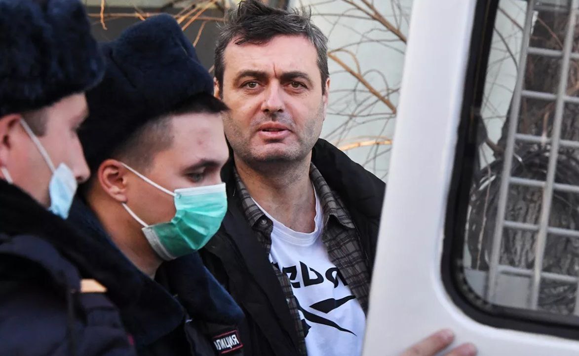Самсонова могут освободить из колонии в связи с тяжёлой болезнью. Суд — в понедельник      16 июня в Ленинском районном суде состоится судебное заседание по ходатайству больницы Главного управления Федеральной службы исполнения наказаний  ГУФСИН  по Приморскому краю об освобождении политика Артёма Самсонова от отбытия наказания в связи с тяжёлой болезнью, раком кожи.    Об этом сегодня в своём ТГ-канале написала адвокат Наталья Касилова.    Все основания для освобождения имеются, полагает Наталья. Медицинская комиссия подтвердила наличие у Самсонова заболевания, входящего в утверждённый правительством РФ перечень болезней, препятствующих отбытию наказания. В медзаключении также указано о невозможности проведения лечения по месту отбытия наказания.    «Меня беспокоит только то, что суд уже завтра, а Самсонову всё ещё не вручили повестку. Не станет ли это поводом, чтобы заволокитить процесс? Переживаю, что суд может отложить заедание под предлогом неуведомления арестанта, — беспокоится Наталья Касилова. — При этом Самсонов уведомлён о заседании мною. Я навещала его 9 июня 2025 г. Он сообщил, что 16 июня его планируют вывозить на приём к врачу, поэтому он желает, чтобы рассмотрение в суде прошло в его отсутствие. Он подписал соответствующее ходатайство и передал его мне для предъявления в суде. Также он настаивает на рассмотрении [дела] в открытом судебном заседании, не возражает против оглашения его медицинских документов».    Ранее «ДВ ведомости» сообщали о том, что в Ленинском районном суде Владивостока продолжилось рассмотрение дела об установлении юридического факта политического преследования бывшего депутата Законодательного собрания Приморского края Артёма Самсонова.    Публикация на сайте dvvedomosti.com:         Фото Виталия Анькова/ РИА «Новости»