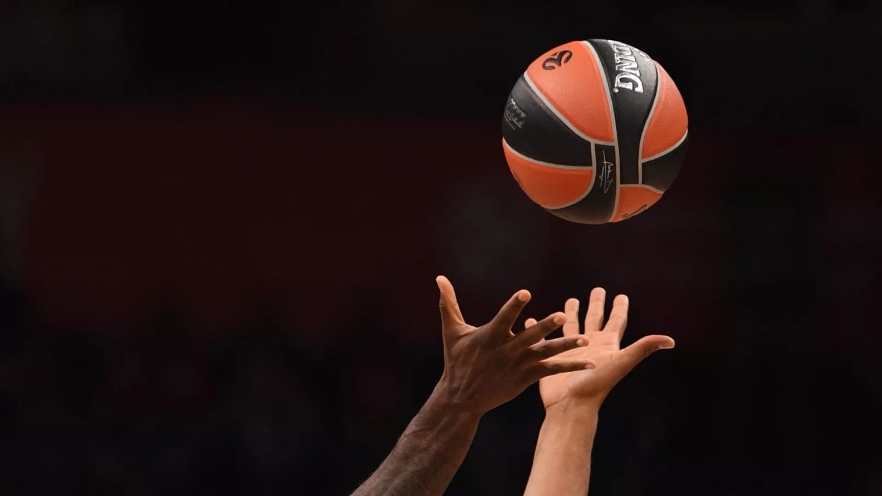 Семья баскетболистов избила главного судью на отборочном этапе Кубка России в Сочи Братья Творожинские играют за команду Россети которая не смогла пройти отбор на турнире в Красной поляне После завершении встречи мать игроков с криками подбежала к арбитру Никите Скавинскому Ее супруг в сопровождении сыновей повалили судью на землю и несколько раз пнули По спортивной составляющей Россети не проходят но так как они из Сочи они просто заплатили взнос и им позволили играть Команда всем проигрывает из за чего начинает злиться Всю игру человек мать Творжинских громко кричит на судей Мы как судьи на это реагировать не должны рассказал Скавинский У арбитра диагностировали сотрясение ушибы и перелом костей носа Мужчина зафиксировал побои и написал заявление в полицию Подписывайтесь на РИА Новости Спорт в MAX