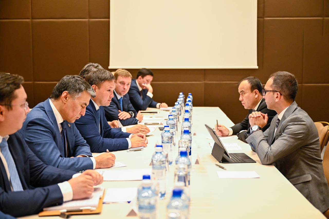 Узбекнефтегаз и КазМунайГаз создали рабочую группу по совместным проектам в геологоразведке и нефтегазохимии. Компании также формируют общее информационное пространство для обмена данными по разведочным участкам. Кроме того, стороны разрабатывают технико-экономическое обоснование проекта по выпуску вещества алкинбензол, сообщает пресс-служба КазМунайГаза.