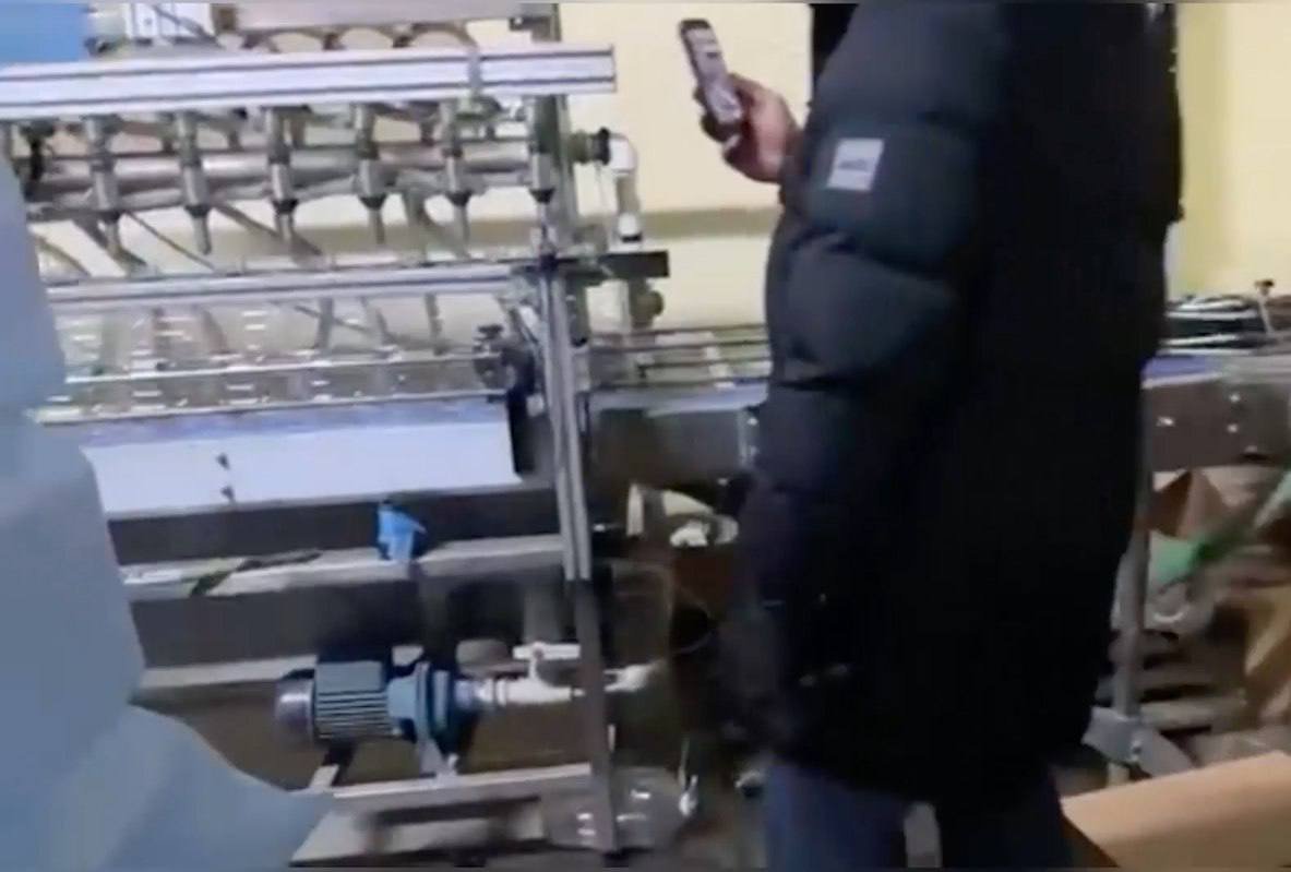 В Ленобласти накрыли конвейерное производство палёного спиртного Более 115 тысяч литров спиртного изъяли полицейские из подпольного цеха в одном из посёлков Гатчинского района Через три конвейерные ленты его разливали из резервуаров в пятилитровые бутылки наклеивая на них этикетки известного бренда В МВД РФ отчитались об изъятии ещё и 31 тысячи литров палёного спиртного в пятилитровых бутылках готового к продаже Экспертиза должна установить состав и опасность этого пойла для людей Возбуждено уголовное дело по статье о незаконном производстве спиртосодержащей продукции О фигурантах пока не сообщается TodaySPb   Новости GradSPb   Места СПб