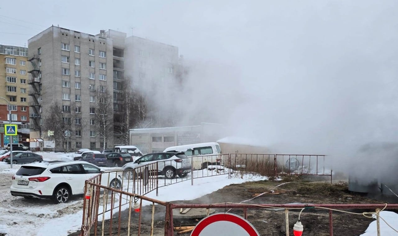 Три архангельских округа попадут под ограничение параметров тепла и ГВС из-за ремонта на трубопроводе  25 декабря ТГК-2 проведёт ремонт на магистральном трубопроводе в Октябрьском округе.  Дефект магистрального трубопровода был выявлен в районе проспекта Дзержинского, 14 в Архангельске. Место утечки теплоносителя огорожено.  Как подчеркнули в пресс-службе администрации Архангельска, дата устранения повреждения была назначена с учётом благоприятного прогноза погоды — по информации синоптиков температура воздуха будет около нуля.   Для дальнейшей безопасной эксплуатации тепломагистрали и сохранения качественной поставки горячей воды и отопления в морозы с 9 часов 25 декабря до 9 часов 26 декабря будут понижены параметры отопления и горячего водоснабжения потребителей округов Варавино-Фактория, Ломоносовского и Майская Горка.  Как отметил глава Архангельска Дмитрий Морев, администрация города обеспечит усиленный контроль за проведением работ и информирование жителей об их производстве.  Фото: архгорадмин