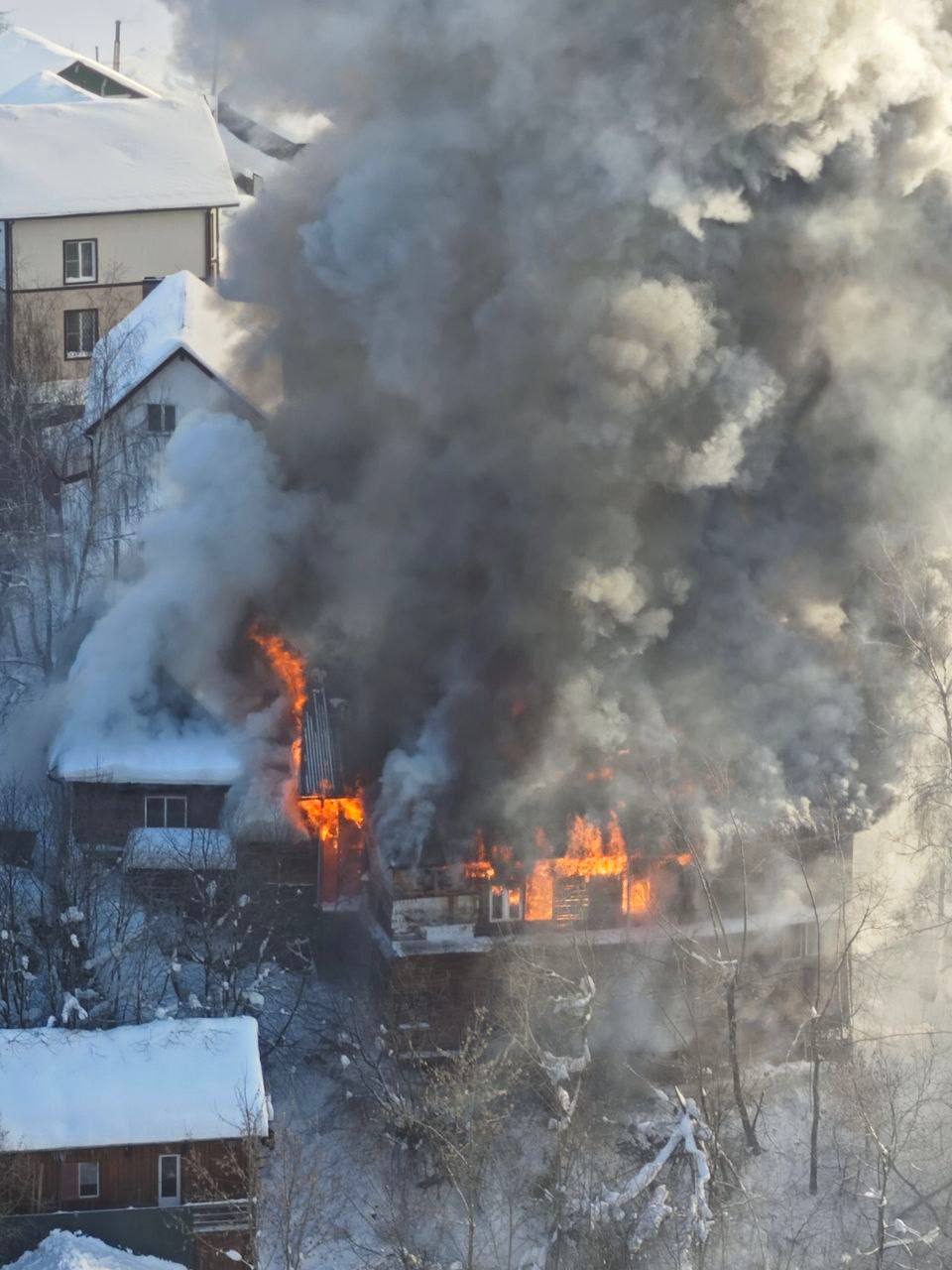 Пожар произошёл у ЖК Митинский лес Предварительно загорелся частный дом Официальная информация уточняется Подписаться на Говорит Москва Telegram VK MAX