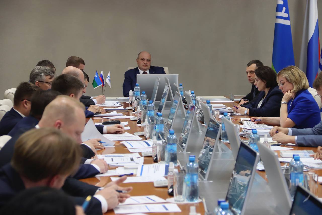 В «Газпром трансгаз Югорске» состоялось заседание Координационного комитета по цифровизации В центральном офисе ООО "Газпром трансгаз Югорск" прошло заседание Координационного комитета по цифровизации. В нем приняли участие генеральный директор Алексей Кшесинский, заместители генерального директора, начальники структурных подразделений администрации, филиалов Общества. Цель создания Комитета - переход к системному управлению процессами разработки и внедрения информационных технологий в Обществе, проведение сбалансированной политики по их развитию. В повестку заседания были включены инициативы структурных подразделений администрации и филиалов Общества, в том числе разработки новой локальной информационной системы, программного обеспечения, автоматизированной системы мониторинга уровня загрузки, эффективного использования ресурсов структурных подразделений и другие цифровые решения. Также участники заслушали доклад о статусе выполнения «Плана цифровизации Общества 2023-2026 гг.». «Сочетать инновации с надежностью производственных процессов – одна из наших ключевых задач. Как показало заседание Комитета, компания выполняет намеченные планы по цифровизации, продолжает последовательно реализовывать Стратегию цифровой трансформации Группы Газпром. Это находит отражение в системной работе по внедрению современных технологических решений», - отметил генеральный директор Алексей Кшесинский.
