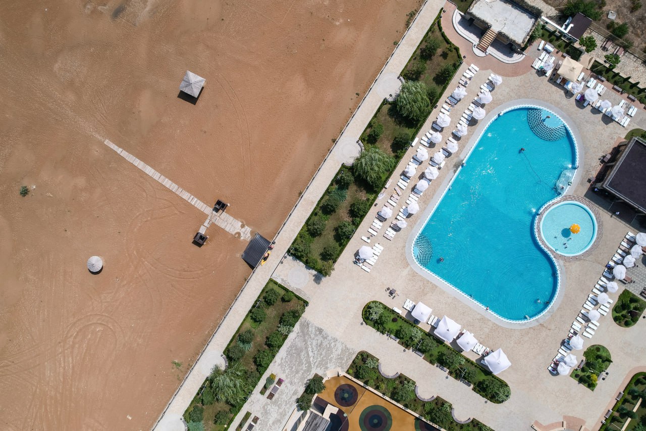 Для Каспийского курорта в Дагестане построят почти 100 км инженерных сетей На территории будущего морского курорта предстоит проложить более 40 км сетей электроснабжения построить более 50 км веток водопровода и водоотведения подвести 9 км газопровода и сети связи возвести трансформаторные подстанции насосные и канализационные станции Особенное внимание уделено системам очистки воды Сейчас управляющая компания туристического кластера Кавказ РФ готовит документацию на конкурс по определению подрядчика Проектирование очистных сооружений является важной частью любого строительства особенно в регионах с уникальными природными условиями Очистные сооружения играют ключевую роль в защите окружающей среды и обеспечении экологической устойчивости и безопасности курорта сказал главный эксперт Главгосэкспертизы России Александр Малахов Ранее в этом году были одобрены проекты по строительству многофункционального центра и дорожной инфраструктуры курорта Возведение МФЦ уже началось на строительство автодорог управляющая компания выйдет до конца года сейчас ведутся подготовительные работы С нуля предстоит проложить почти 16 км дорожного полотна обустроить пешеходные маршруты КПП остановки Основная автомобильная трасса курорта пройдет по верхней границе ОЭЗ от нее в курортную зону будут вести четыре съезда Главный пешеходный маршрут будет виться практически по всей территории курорта и вести на центральную площадь к марине Канал Экономика Дагестана