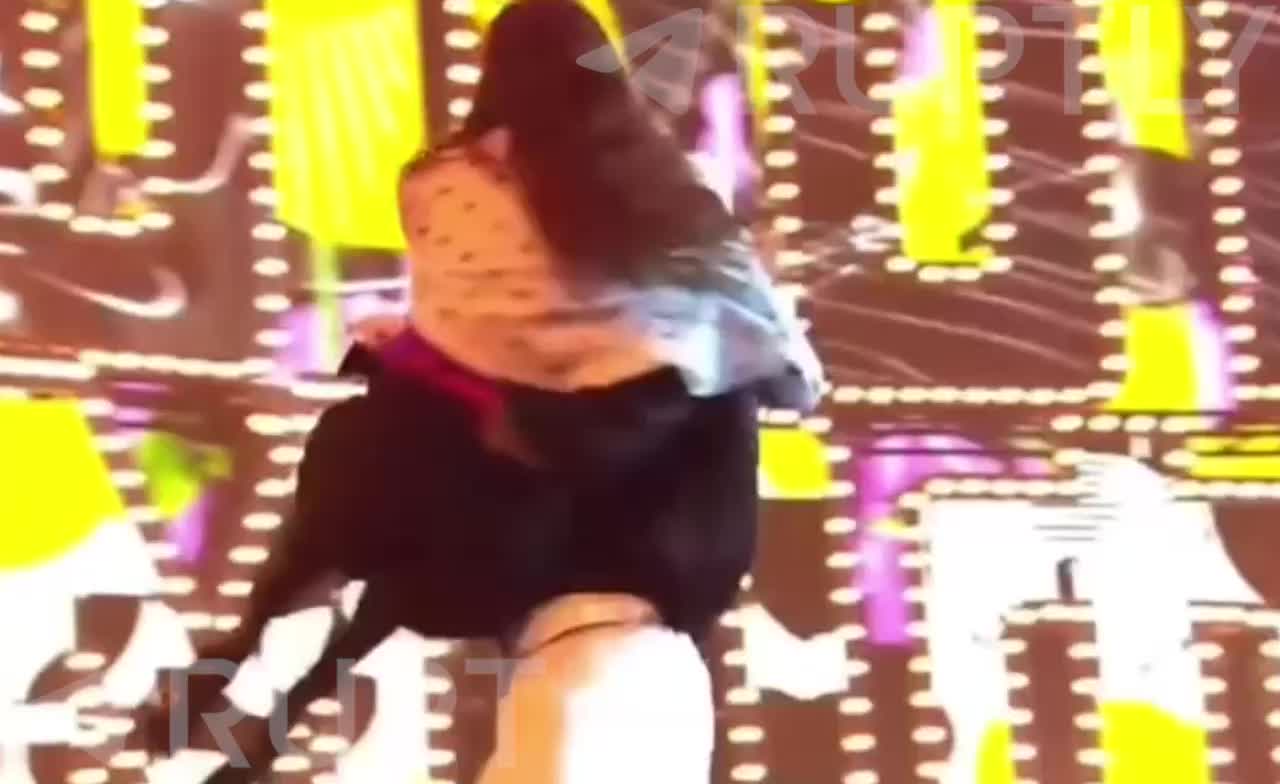 Ёлка изменяет текст песни перед Золотым граммофоном в Москве