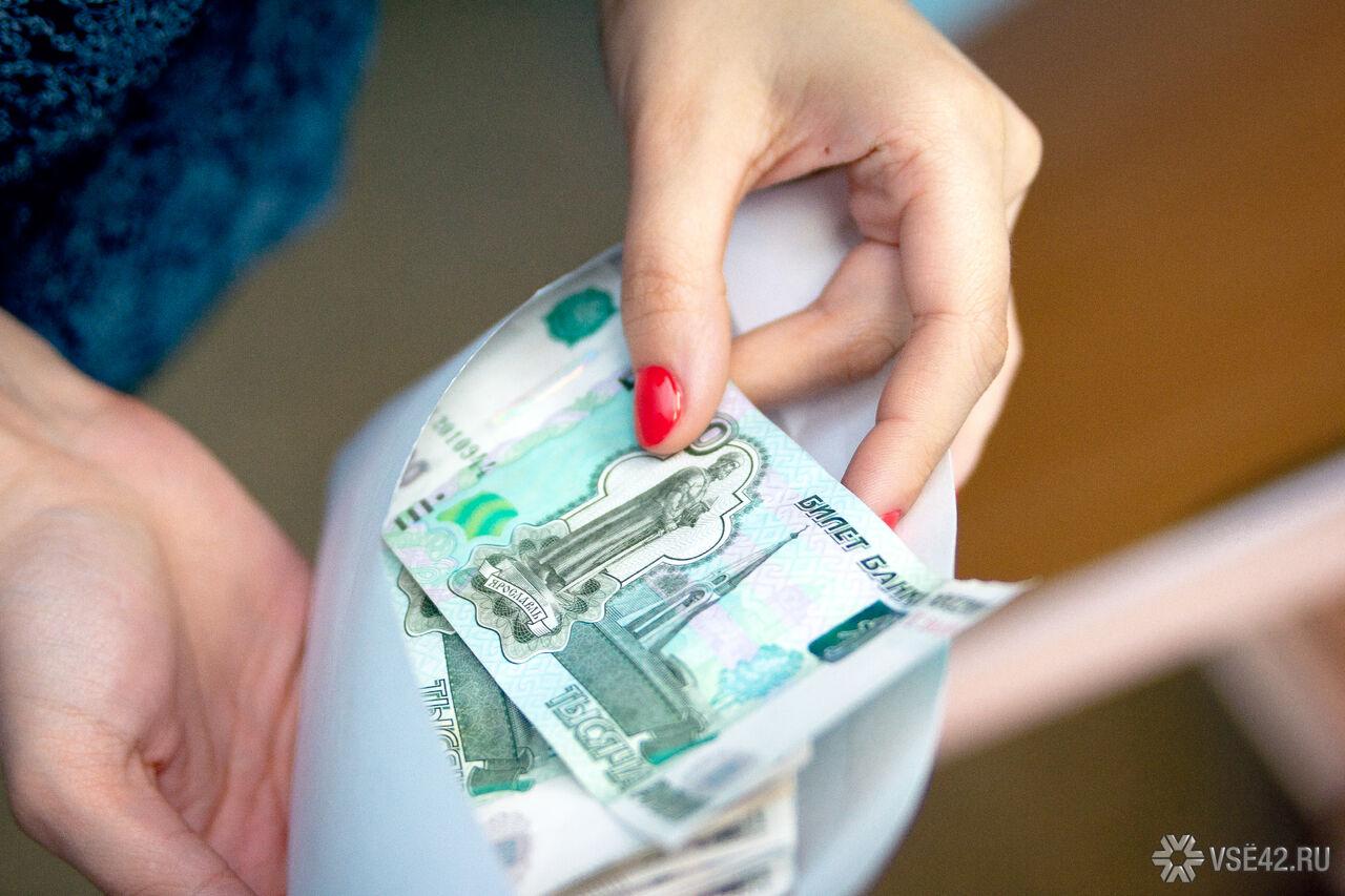 Зарплата неуказных бюджетников станет выше уровня инфляции Для сотрудников бюджетной сферы в России не подпадающих под майские указы президента в 2026 2028 годах предложили проиндексировать зарплаты выше уровня роста цен Ранее Владимир Путин подписал указ о повышении зарплат для госслужащих и дипломатов на 7 6 с 1 октября 2025 года Среди тех чьи доходы попадают под действие указов значатся педагоги медики социальные работники и другие специалисты тогда как управленцы и административный аппарат к ним не относятся