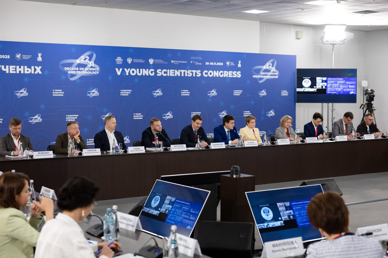 Необходимость усиления мер поддержки молодых ученых как главного ресурса для технологического лидерства России обсудили на заседании профильной комиссии Госсовета под председательством губернатора Михаила Котюкова Соответствующие задачи сформулированы в рамках Десятилетия науки и технологий объявленного Президентом страны на период с 2022 по 2031 годы Талантливые молодые ученые это главный ресурс для технологического лидерства России Именно им предстоит создавать прорывные технологии и укреплять конкурентные позиции страны на мировой арене Наша ключевая задача создать для ребят все условия обеспечить систему грантовой поддержки выстроить понятные траектории карьерного роста отметил Михаил Котюков По словам заместителя министра науки и высшего образования РФ Дениса Секиринского за последние 20 лет доля молодых ученых в российской науке увеличилась почти вдвое до 45 Одним из эффективных инструментов поддержки молодых ученых сегодня выступают региональные конкурсы которые организует Российский научный фонд По словам заместителя директора РНФ Андрея Блинова на сегодняшний день в них участвует 61 регион страны по актуальным для самих территорий темам По итогам прошлого конкурса Красноярский край среди субъектов страны занял одну из лидирующих позиций по количеству поддержанных проектов профинансировано 42 проекта Это стало возможным благодаря соглашению подписанному между Правительством региона и Российским научным фондом которое предусматривает двукратное увеличение финансирования научных исследований красноярских ученых Больше оперативной информации в МАХ