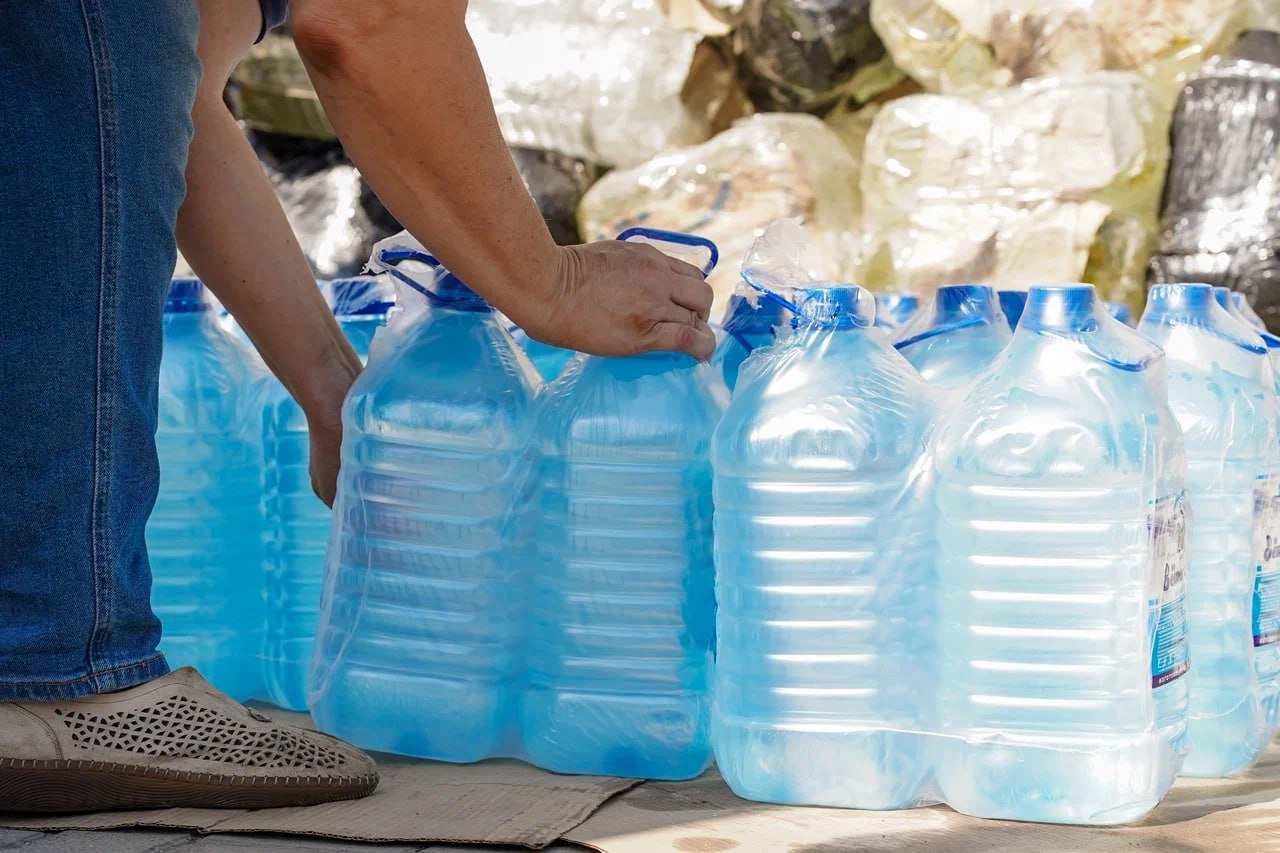 Волонтёры доставили 2 тонны питьевой воды в больницу и приют для животных в Донецке Приют "Четыре лапки" получил 600 литров, ещё 1,2 тонны воды направили в больницу в Куйбышевском районе города. Оба социальных учреждения нуждались в воде из-за перебоев с водоснабжением, сообщили в пресс-службе Ресурсного центра поддержки добровольчества. "Это «капля в море», но всё равно помощь, пока система налаживается, пока наши власти делают все возможное, чтобы стабилизировать график воды, чтобы дать ее во все районы, на самые верхние этажи", - отметил пресс-секретарь Ресурсного центра поддержки добровольчества Роман Шпаков. По его словам, в Донецке продолжают работу более 100 волонтёров, которые помогают пенсионерам и людям с ограниченными возможностями доставлять воду на верхние этажи домов. Фото: ДРОО «Ресурсный центр поддержки добровольчества»