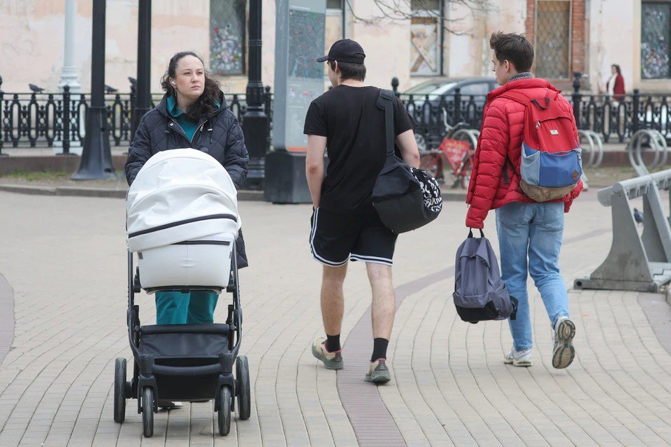 В Госдуме хотят отменить критерии нуждаемости для многодетных семей Депутат Сергей Миронов читает, что необходимо повысить порог нуждаемости для всех семей до двух прожиточных минимумов. А для многодетных вообще его отменить. "Будем скоро вносить такую поправку", - сообщил он. Депутат отметил, что в российских регионах наблюдается последовательная отмена требования подтверждения нуждаемости для многодетных семей. Миронов подчеркнул, что в 40 субъектах РФ такие семьи уже получают льготы вне зависимости от доходов, тогда как в остальных регионах сохранение имущественного ценза создает дискриминационные условия для этой категории граждан.