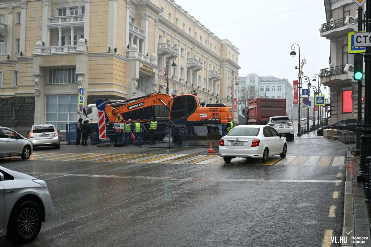 Во Владивостоке на Океанском проспекте перекрыли середину дороги — свободна лишь автобусная полоса На перекрёстке Океанского проспекта и Фонтанной возле мэрии Владивостока продолжается ремонт теплосетей. Рабочие закончили с левой стороной и переехали на середину перекрёстка. Для тех, кто едет по Океанскому проспекту, осталась только одна полоса для поворота налево к Алеутской и одна для движения прямо – и та автобусная. Автомобилисты опасаются, что если рабочие не закончат за выходные. то в понедельник центр города ждёт коллапс. А они точно не успеют – ремонт теплосетей и асфальтирование последствий обещают закончить лишь к 20 мая. Админу