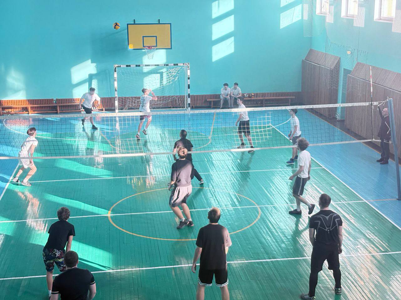 Памяти настоящего человека друга учителя Сегодня проходит открытый турнир по волейболу среди мужчин на кубок памяти Александра Егорова Соревнуются 8 команд Игра проходит на два спортивных зала в ДЮСШ и колледже Во время открытия турнира заместитель председателя Октябрьского райисполкома Олег Таргонский поздравил участников с наступающим Днем защитников Отечества и Вооруженных сил Республики Беларусь пожелал крепкого здоровья и успешной игры