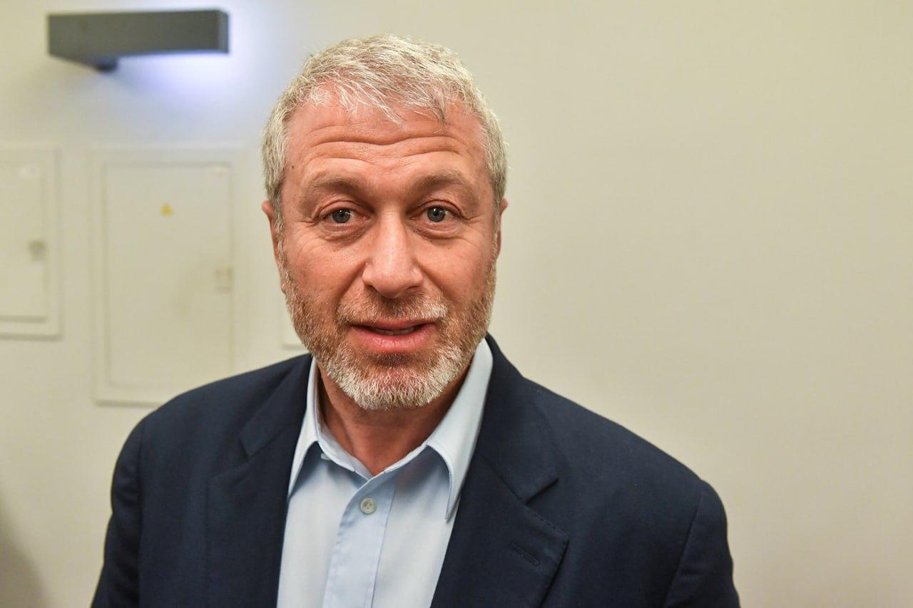 Суд ЕС отказался снять санкции с Романа Абрамовича Бизнесмен требовал отменить рестрикции введенные против него с 2022 года но апелляцию отклонили Европейский суд начал рассмотрение иска Абрамовича против Совета ЕС в июле 2023 года Защита бизнесмена настаивает что его внесение в санкционные списки ошибочно поскольку он не подпадает под критерии и не ведет активную деятельность в России уже около 20 лет Статус миноритарного акционера в российской компании по словам адвоката Абрамовича не является основанием для введения санкций Бизнесмен контролирует 28 акций Evraz Group Компания не находится под санкциями ЕС Сергей Киселев АГН Москва Подпишитесь на Ведомости