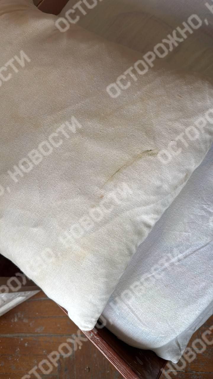 Родители пожаловались на детский лагерь в Краснодарском крае, куда их детей направили по путевке. Там бегают клопы и тараканы Как рассказала «Осторожно, новости» жительница Реутова это семья участника СВО , её ребёнку выдали путёвку в оздоровительный лагерь от туроператора. Дочь направили в санаторный комплекс в посёлке Новомихайловском Туапсинского района. По словам женщины, детей отправили в лагерь 27 мая, полтора дня они ехали на поезде, а вскоре позвонили в слезах и стали жаловаться на условия. По словам детей, по постельному белью ползают клопы и тараканы, в комнатах стоит запах плесени, в столовой плохо кормят. После жалоб родители позвонили в соцзащиту, которая выдавала детям путёвки. Там пообещали исправить ситуацию. По словам родителей, вчера в лагерь отправили представителя туроператора, передали информацию в министерство, но ничего не меняется. Родители утверждают, что руководство лагеря перестало отвечать на звонки, вожатые отказываются брать трубки. Как говорят взрослые, из-за жалоб дети предоставлены сами себе и ими никто не занимается. ЧП Краснодара и края