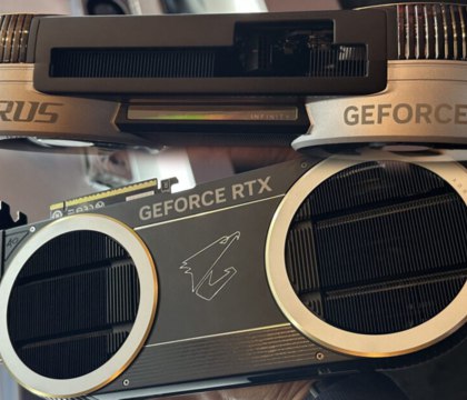 GIGABYTE показала RTX 5090 в исполнении AORUS Infinity с системой охлаждения WINDFORCE Hyperburst Журналисты портала Wccftech посетили стенд GIGABYTE на выставке CES 2026 и обнаружили там довольно любопытную версию GeForce RTX 5090 в исполнении AORUS Infinity Новинка построена на базе компактной печатной платы от эталонной GeForce RTX 5090 с дизайном Founders Edition