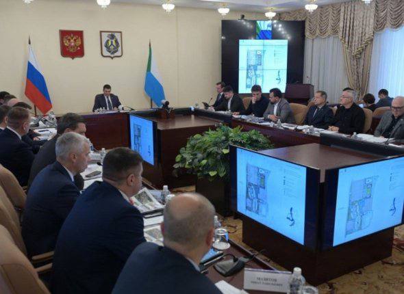 Судьбу санатория Уссури кампуса и дальневосточного квартала решали в Хабаровске На заседании градостроительного совета Хабаровского края под руководством губернатора Дмитрия Демешина были рассмотрены три ключевых проекта межвузовский кампус лечебно реабилитационный центр Уссури и первый этап Дальневосточного квартала Строительство межвузовского кампуса запланировано в два этапа и будет реализовано в рамках национального проекта Молодежь и дети Губернатор подчеркнул что все проекты требуют тщательных архитектурно градостроительных решений и окажут влияние на социально экономическое развитие края Проект кампуса включает корпуса размещения образовательный комплекс технопарк и спортивный комплекс площадью около 20 тыс квадратных метров Лечебно реабилитационный центр Уссури будет включать санаторный корпус на 200 мест и стационар на 180 коек а Дальневосточный квартал предусматривает строительство не менее 311 тыс кв метров жилья с социальной инфраструктурой Все концепции будут доработаны с учетом замечаний членов градостроительного совета для формирования комфортной городской среды нацпроект Фото пресс служба губернатора и правительства Хабаровского края AmurMedia Прислать новость