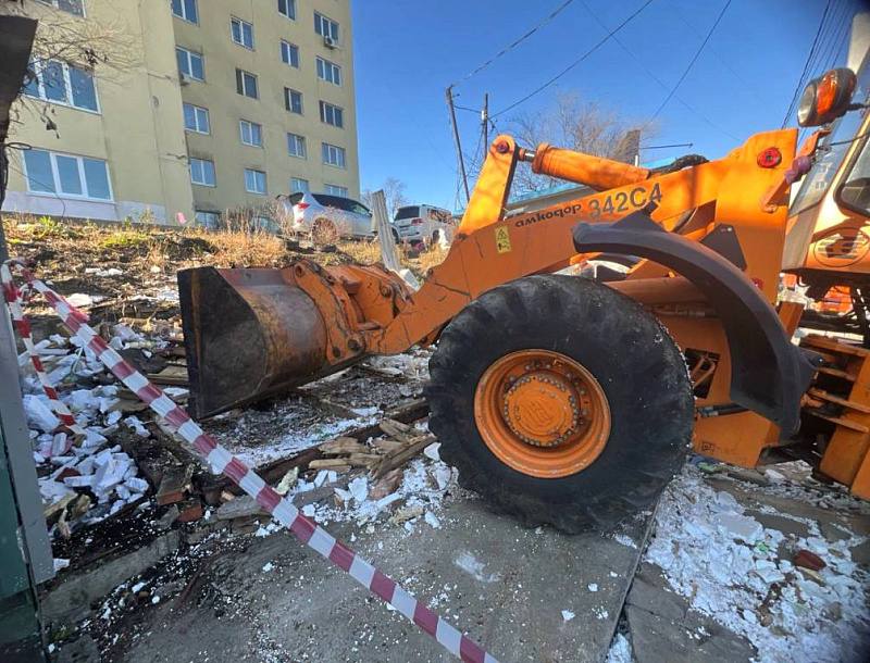 Во Владивостоке идёт активное очищение городского пространства от незаконных сооружений.    За минувшую неделю специалисты муниципального предприятия «Содержание городских территорий» провели демонтаж 10 объектов, включая павильоны, беседки и металлические контейнеры.    Кроме того, с улиц убрали бетонные полусферы и столбы, установленные без разрешительных документов.   Так, с улицы Окатовой, 12 вывезли незаконный торговый павильон площадью 18 квадратных метров.    С Громова, 4 и Экипажной, 10 убрали металлические контейнеры размером от 6 до 15 квадратных метров. Также под снос пошли деревянные беседки на Русском острове - в районе посёлка Подножье и на Экипажной, 10.    Специалисты демонтировали четыре беседки по 10 квадратных метров.  #ДорожныеРаботы #ДорогиВладивостока