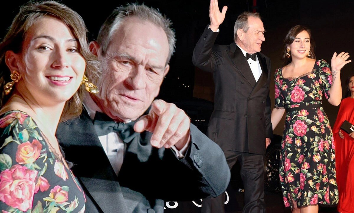 СМИ Дочь актера Томми Ли Джонса нашли мертвой в отеле в Калифорнии Дочь американского актера Томми Ли Джонса Виктория скончалась в возрасте 34 лет Как передает Oxu Az об этом сообщает издание TMZ со ссылкой на источники Отмечается что её тело обнаружили в ночь на 1 января в коридоре отеля Fairmont San Francisco Официально личность погибшей пока не установлена Полиция ожидает заключения судебно медицинского эксперта для опознания Причина смерти пока неизвестна Виктория Джонс родилась в 1991 году в семье Томми Ли Джонса и его второй жены Кимберли Клафли Когда она была еще ребенком несколько раз снялась в кино дебютировала в фильме Люди в черном 2 появилась в сериале Холм одного дерева а также в фильме Три могилы который снял ее отец ruoxuaz ТоммиЛиДжонс ВикторияДжонс Новости Азербайджана Написать нам