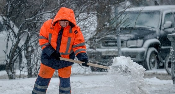 Дворники стали самыми дефицитными работниками в России.  Профессия дворника в 2024 году стала единственной, число открытых вакансий по которой превышало количество желающих её получить. Ещё в 2023 году дворники были на третьей строчке антирейтинга.  Также за этот год в России обострился дефицит строителей, токарей и кассиров.