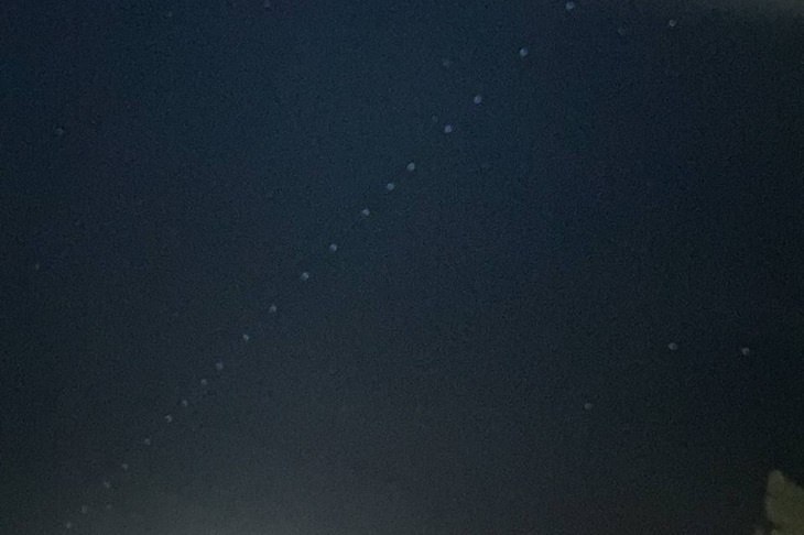 Жители Волгоградской области смогут увидеть спутники Starlink. Об этом сообщили авторы сайта Starwalk.space, передает V102.RU. 10 июня 2025 года в 16:03 по московскому времени SpaceX отправит на орбиту 271-ю партию из 26 интернет-спутников Starlink. Эта миссия увеличит общее количество запущенных спутников Starlink до 8 861 единицы. Интересно, что следующий запуск спутников Илона Маска состоится уже через два дня – 10 июня. Всего следующей партией отправятся еще 23 спутника.