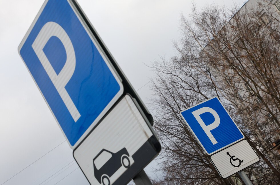 Глухие пешеходы и заснеженное покрытие в России вводят новые дорожные знаки Новые таблички должны снизить визуальный шум на дорогах случаи аварийности и смертности в ДТП отметил первый зампред комитета Госдумы по транспорту Павел Федяев  Новые дорожные знаки введут с 1 января рассказываем о некоторых из них Фото Global Look Press News ru Belkin Alexey  Подпишись на нас в MAX