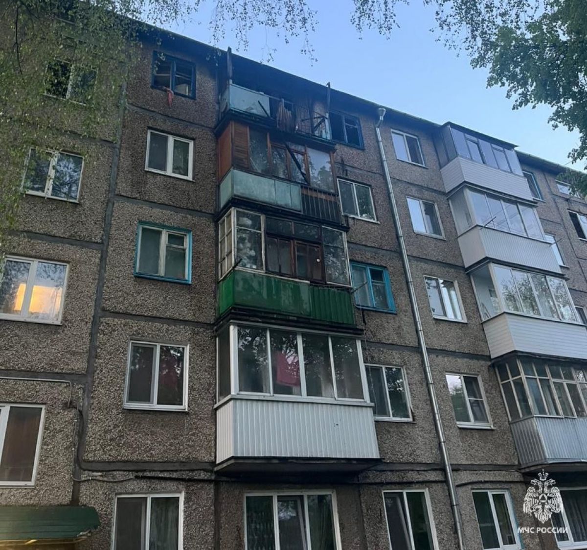 В Орле из горящей хрущевки эвакуировали восемь человек Минувшей ночью на Комсомольской загорелась расположенная на пятом этаже трехкомнатная квартира. Спасатели были вынуждены эвакуировать жителей соседних квартир. ↗ Прислать новость Подписаться