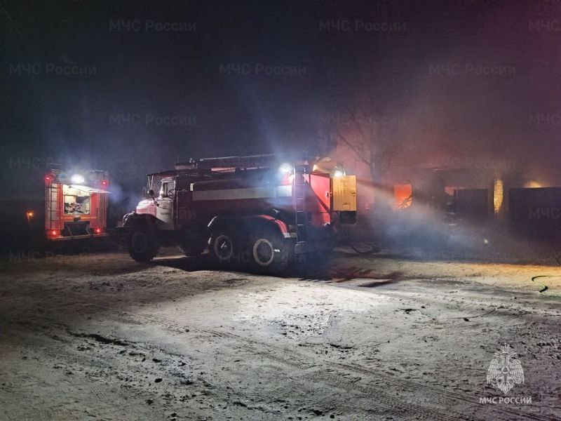 В Климовском районе на территории домовладения произошел пожар  02.11.2024 в оперативную дежурную смену Главного управления МЧС России по Брянской области поступило сообщение о пожаре в частном жилом доме, гараже и хозяйственной постройке по адресу: Климовский район, с. Хоромное, ул. Октябрьская. К тушению привлекались три пожарные автоцистерны. Пожар ликвидирован, его причину установит дознаватель МЧС России. Огнём повреждены: жилой дом и пристроенные к нему гараж и надворная постройка по всей площади. Пострадавших нет.   Уважаемые брянцы! Соблюдайте правила пожарной безопасности: пользуйтесь исправными газовыми и электроприборами. Будьте осторожны при обращении с огнём, в том числе при курении. Не оставляйте детей одних без присмотра взрослых!   Установите дома, в каждой комнате, автономный дымовой пожарный извещатель - он позволит обнаружить пожар на ранней стадии возникновения!   В случае пожара незамедлительно звоните по телефону «1  0  1  » или «1  1  2  ».  #Пожар #оперативная_информация #МЧСпоБрянскойОбласти    МЧС Брянской области в ТГ   ГУ МЧС России по Брянской области в ВК   МЧС Брянской области в ОК