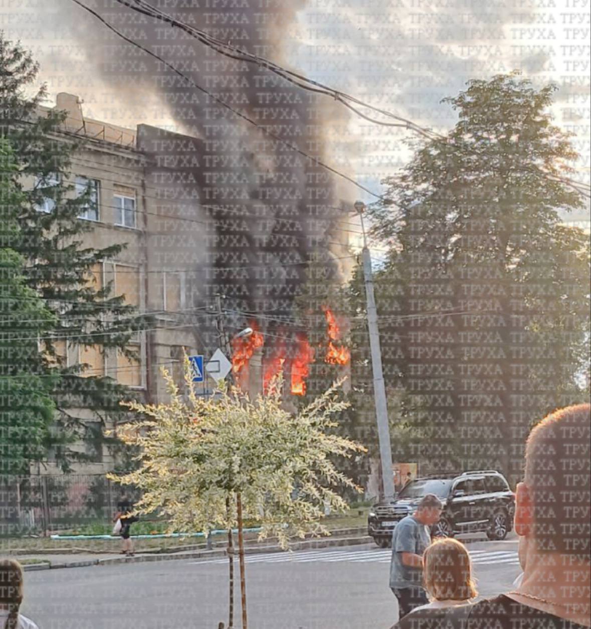 Здание ТЦК в Харькове охватил мощный пожар. Подписаться Написать в бот