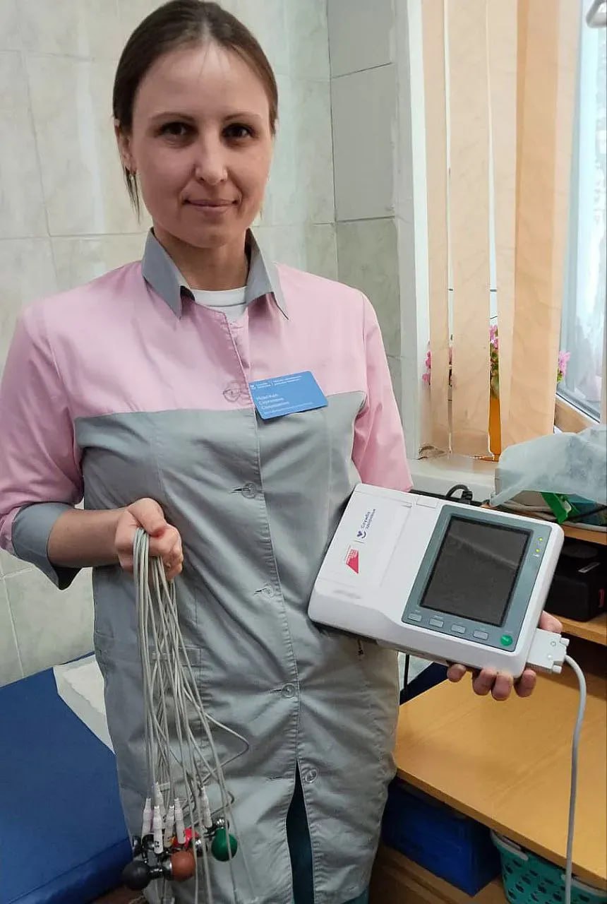 20 аппаратов ЭКГ передали в больницы Амурской области 120 единиц оборудования поступило в медицинские учреждения Приамурья по нацпроекту "Продолжительная и активная жизнь" с начала года. Преимущественно медоборудование распределили в районные и межрайонные больницы для повышения доступности обследования населения, проживающего в отдаленных муниципалитетах. Два десятка электрокардиографов аппаратов ЭКГ передали в Ивановскую, Тамбовскую, Бурейскую, Октябрьскую, Селемджинскую, Райчихинскую и Свободненскую больницы. Небольшой по своим размерам переносной аппарат предназначен для анализа сердечной активности пациентов в любых условиях. На замену старому, проработавшему около 13 лет, рентген-аппарату в Тамбовскую больницу поступил новый современный цифровой. Подобную технику осваивают также специалисты в Константиновской и Белогорской больницах. Продолжение