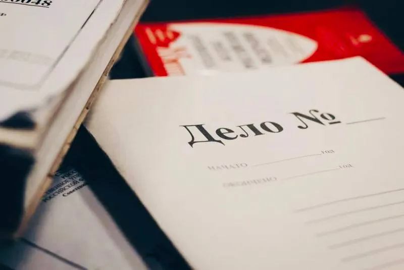 По материалам прокурорской проверки возбуждено уголовное дело в отношении бывшей главы сельского поселения Красноленинский Ханты Мансийская межрайонная прокуратура провела проверку исполнения бюджетного законодательства в администрации сельского поселения Красноленинский В ходе надзорных мероприятий установлено что в период с 2021 г по 2025 г глава сельского поселения давала незаконные указания директору подведомственного муниципального учреждения на подписание табелей учета рабочего времени в отношении работника который фактически осуществлял трудовую деятельность в интересах аффилированного лица в ином месте На основании подложных документов работнику незаконно выплачена заработная плата на сумму свыше 1 млн рублей Прокуратура направила материалы проверки в следственный орган По результатам их рассмотрения возбуждено уголовное дело по ч 4 ст 160 УК РФ растрата то есть хищение чужого имущества вверенного виновному совершенная лицом с использованием своего служебного положения в особо крупном размере  Ранее по представлению прокурора полномочия главы поселения досрочно прекращены в связи с утратой доверия  Ход и результаты расследования уголовного дела находятся на контроле прокуратуры Читайте наши новости в MAX