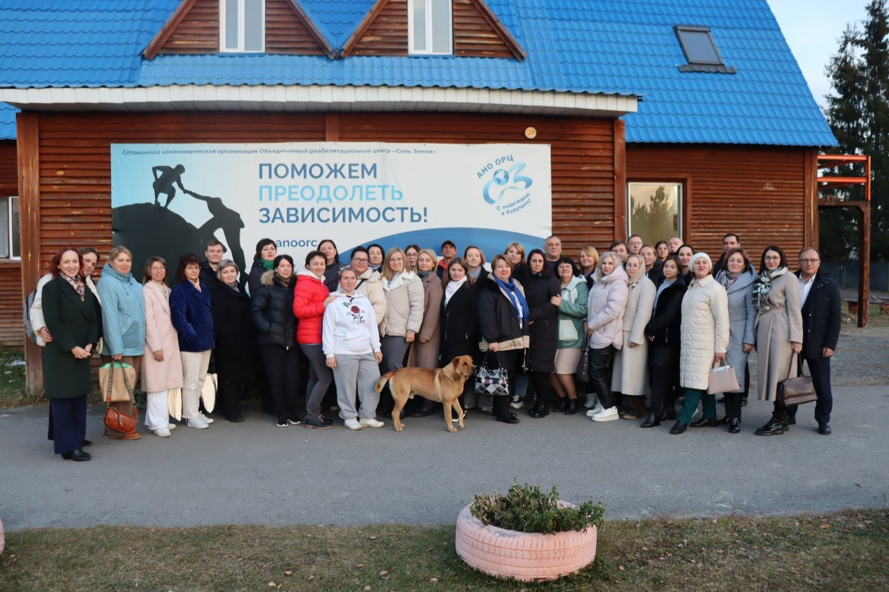 В современном обществе проблема зависимости, будь то от алкоголя или наркотиков, остается одной из наиболее острых. Она затрагивает миллионы людей, разрушая не только здоровье зависимых, но и жизни их семей. В особенно уязвимом положении оказываются дети, чьи родители страдают от алкогольной зависимости.    Об это говорили на Всероссийской стажировочной площадке, организованная в рамках проекта «Профилактика социального сиротства среди детей в возрасте до 4 лет», состоявшейся на базе Областного центра профилактики и реабилитации. На протяжении трех дней представители социальных служб и ведомств рассматривали прогрессивные подходы при работе с проблемными семьями. Они обсуждали наилучшие практики, позволяющие не только распутать клубок возникающих социальных проблем, но и максимально защитить интересы детей, сохранив семью.   ‍ ‍  В работе площадки активное участие приняли специалисты Тюменского областного наркологического диспансера. Главврач тюменского областного наркодиспансера Виталий Андреев уделил внимание современным подходам в лечении несовершеннолетних в условиях детского стационара. Наталья Михайловская остановилась на специфике работы с юными пациентами, которые уже получили первый опыт знакомства с психоактивными веществами. Оксана Конищева, заведующий диспансерным отделением, рассказала об организации наркологической помощи в вопросах выявления употребляющих психоактивные вещества и имеющих несовершеннолетних детей.  #ОНД #Медицина_ТО