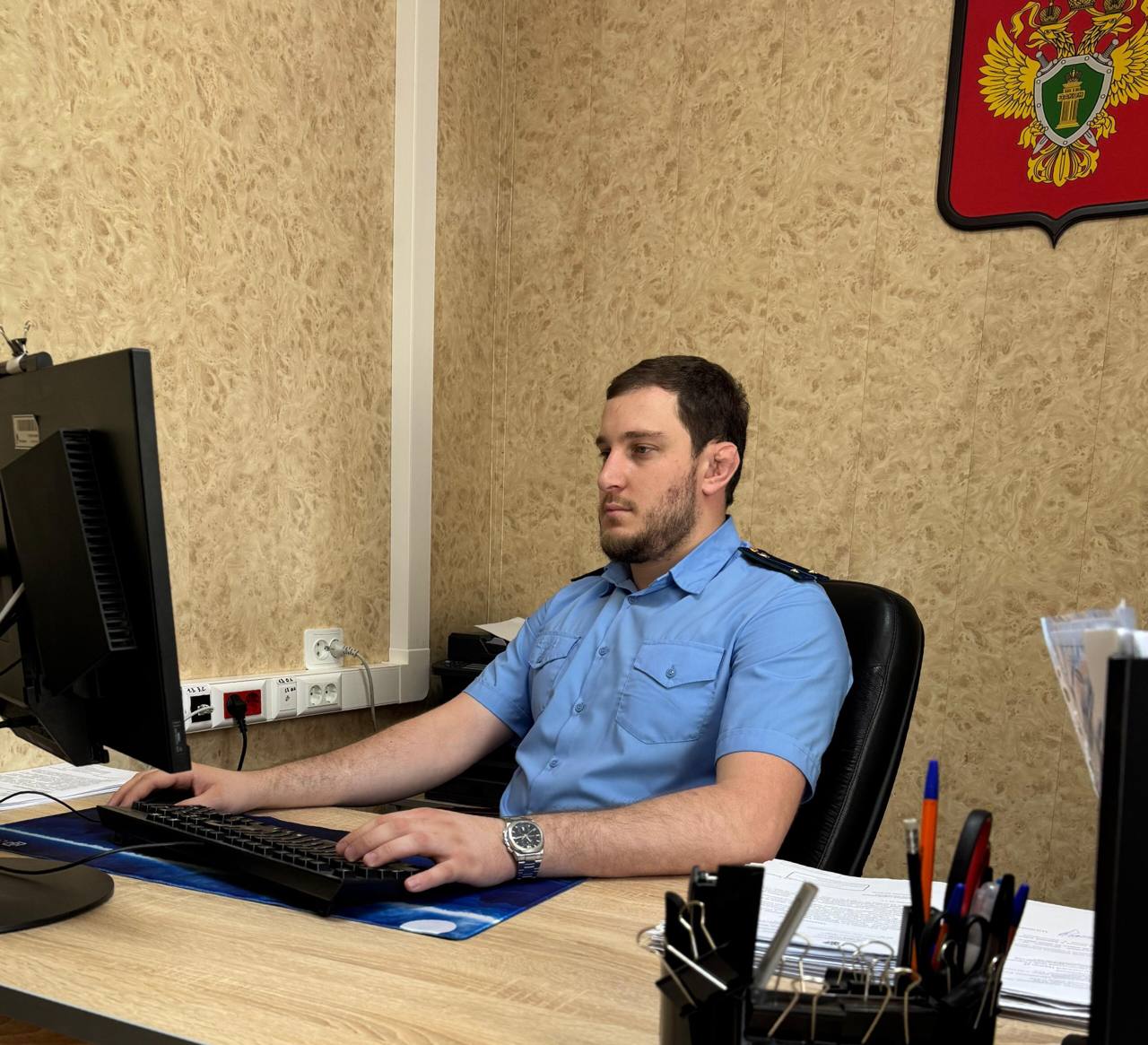 По иску Хивской межрайонной прокуратуры суд постановил обеспечить ребенка-инвалида лекарствами, а также компенсировать моральный вред в сумме 100 тысяч рублей Хивская межрайонная прокуратура провела проверку по обращению законного представителя ребенка-инвалида по вопросу ненадлежащего лекарственного обеспечения. Установлено, что ребенок страдает сахарным диабетом 1 типа, однако в полном объеме необходимые лекарственные препараты и медицинские изделия он не получал. В связи с этим, прокуратурой в Хивский районный суд направлено исковое заявление о возложении на ГБУ РД «Хивская центральная районная больница» и Министерство здравоохранения Республики Дагестан обязанностей бесперебойно обеспечивать ребенка-инвалида лекарственными препаратами и медицинскими изделиями, а также выплатить компенсацию морального вреда в размере 100 тыс рублей. Судом исковые требования удовлетворены в полном объеме. Фактическое устранение нарушений прав ребенка-инвалида контролируется межрайонной прокуратурой.