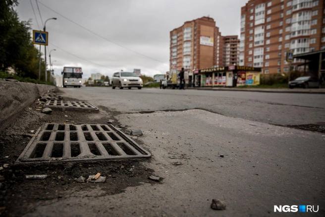 На очистку ливневок потратят 30 миллионов рублей. На Госзакупках появилась заявка на поиск подрядчика, который должен разобраться с частью водоотводов в городе. По контракту подрядчик почистит и отремонтирует колодцы, промоет трубопроводы, присоединит трубы к городской сети, установит чугунные крышки люков, где требуется. Заявки на выполнение работ принимаются до 21 мая, контракт будет действовать до конца 2025 года. Если в работе подрядчика найдутся огрехи, в течение этого срока он будет устранять их за свой счет.