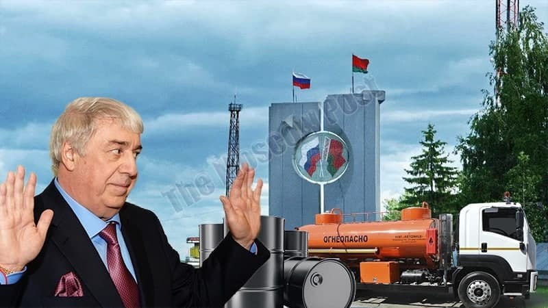 Гуцериев и Лукашенко заправят Россию.  Россию собираются накачивать бензином из Белоруссии, а точнее - с белорусских НПЗ, куда поставляет нефть российский олигарх Михаил Гуцериев. Впрочем, российский - это уже с большой натяжкой. Потому что действует он в чьих угодно интересах, но только не той страны, которая сделала его тем, кем он является сегодня.  Все очень просто: год назад, когда РФ и РБ спорили из-за цен на нефть, Миша Гуцериев в обход национальных интересов стал поставлять нефть Александру Лукашенко  без наценки! Пусть РФ утрётся, выставляя Рыгорычу рыночную цену , чем изрядно ослабил переговорные позиции Москвы. Теперь эта же нефть, которая поставляется из РФ «Русснефтью» и «Нафтан»  обе входят в ГК «Сафмар» , переработанная в бензин, будет продаваться в РФ. Профит.  Все, кроме российского бюджета и простых автомобилистов окажутся в плюсе. Вы же не думаете, что эта бредовая стратегия позволит насытить внутренний рынок и снизить стоимость литра, как вещает вице-премьер Александр Новак?  Именно он, Александр Новак, а еще давний друг Гуцериевых, бывший вице-премьер, бывший же полпред в СКФО и экс-глава Красноярской администрации Александр Хлопонин - вот ключевые лоббисты обогащения гуцериевских нефтекомпаний в Правительстве РФ.  Поражает наглость Гуцериевых. Они должны кредиторам под 15 млрд долларов, развалили и обворовали «Бинбанк» на 300 млрд рублей, вставляют палки в колеса федеральному правительству, и ничего им за это не делается. Вот как надо жить, да?  Олег Москва