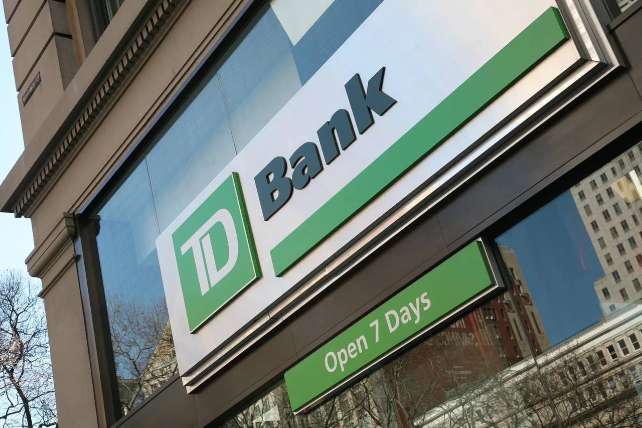 Американский банк TD Bank, один из десяти крупнейших в стране, стал первым банком в истории США, признавшим свою вину в сговоре с целью отмывания денег, как сообщил генеральный прокурор США Меррик Гарланд.   В соответствии с его заявлением, для возмещения ущерба корпорация выплатит около 3 миллиардов долларов в виде штрафов и других компенсаций.    Money360°   Новости финансов