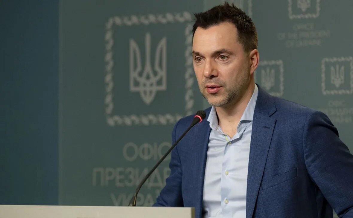 Артист Украины объявил о введении санкций против экс-советника своего офиса Алексея Арестовича, согласно новому указу.