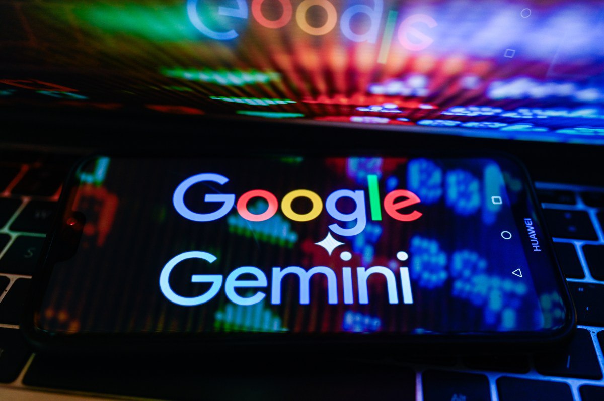 Google представила новую линейку устройств и функций умного дома где всем управляет ИИ Gemini Компания обещает более естественное взаимодействие голосом и жестами контекстные подсказки и проактивные сценарии которые объединяют свет безопасность медиа и энергосбережение в одной системе Обновления охватывают экосистему Nest и Android а также партнерские интеграции с упором на приватность и работу ключевых функций на устройстве Так Google выстраивает единую AI стратегию для дома обещая быстрее умнее и прозрачнее автоматизировать повседневные задачи Источник SeveraAIClub
