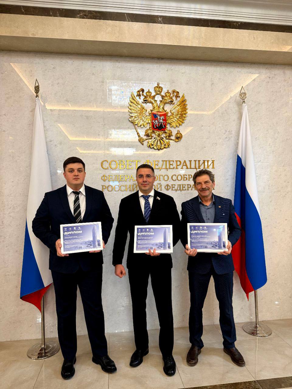 В Совете Федерации прошло награждение победителей и призеров Всероссийского конкурса Въездные стелы муниципальных образований и входные группы общественных пространств В номинации Въездные стелы реализованные проекты третье место заняли город Тула город Новомосковск В номинации Въездные стелы проектные решения второе место Архангельский сельский округ деревня Скорнево Ленинского района Тульской области В номинации Входные группы реализованные проекты третье место город Новомосковск