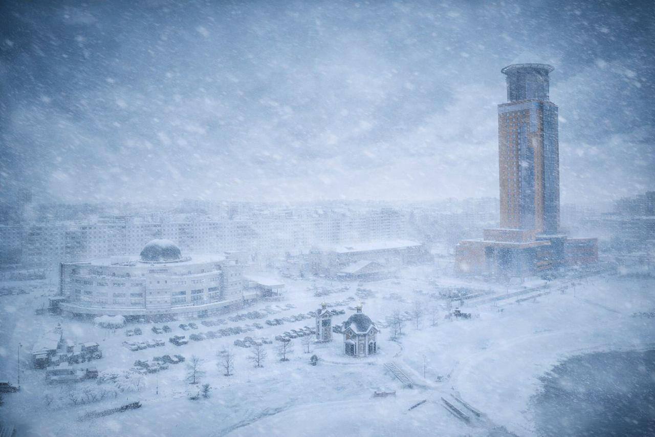 Уважаемые жители По прогнозам синоптиков сегодня вечером ожидается сильный снегопад метель гололедица возможны снежные заносы на дорогах В ночные часы порывы ветра могут достигать 15 м с Для Московского региона объявлен повышенный уровень погодной опасности Температура ночью опустится до 15 C предполагаемый объём осадков до 30 50 сантиметров снега Все службы переведены в режим повышенной готовности техника и персонал будут работать круглосуточно Прошу жителей по возможности ограничить поездки и соблюдать осторожность
