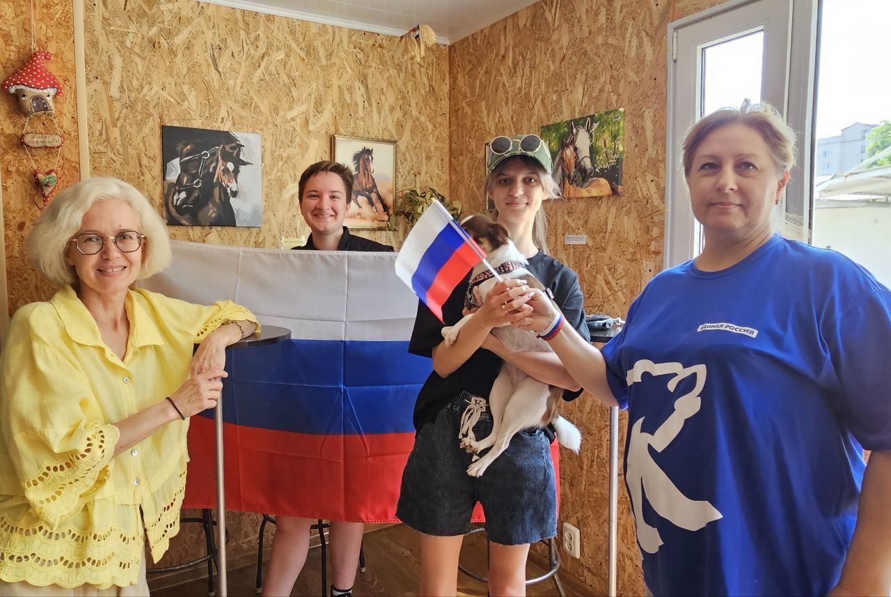 В преддверии Дня России в Васильевском муниципальном округе прошла Всероссийская акция «Российский триколор». Партийцы раздали жителям города Днепрорудное ленты с цветами российского флага и они с гордостью прикрепляли ленточки к одежде,флажки принимали граждане и каждый вспомнил что скоро знаменательный день нашей Великой Страны! «Акция «Российский триколор» уже стала доброй традицией, посвящённой главному государственному празднику. От каждого из нас, от нашего труда и гражданской ответственности зависит как настоящее, так и будущее нашей страны, а также судьба нашего родного края. Российский флаг — это один из ключевых символов гордости, патриотизма и единства народа!» — отмечает исполнительный секретарь Наталья Башлыкова. Васильевское местное отделение партии Единая Россия #ЕдинаяРоссия #ЕР185