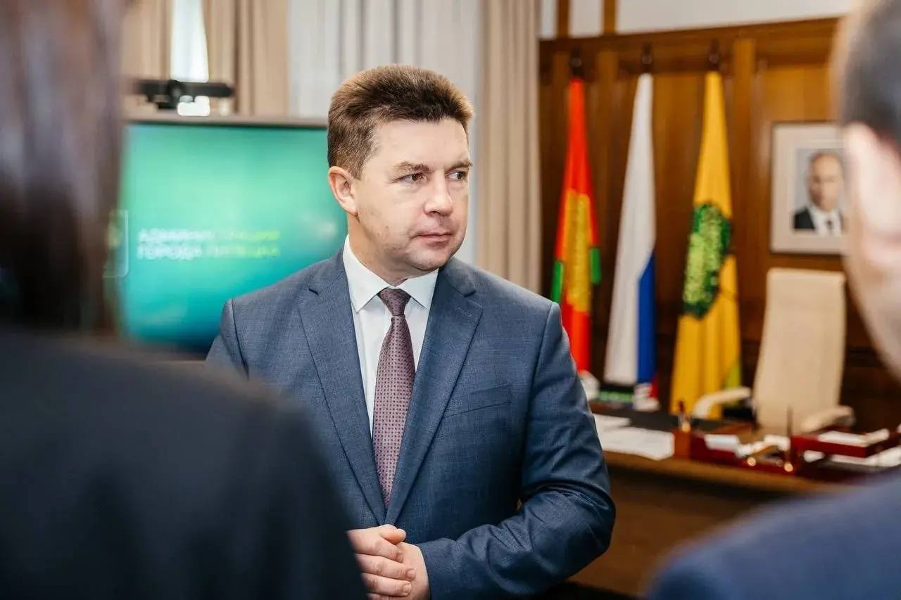 Роман Ченцов принял непростое решение покинуть пост мэра Липецка Об этом сообщил сам Ченцов в своем Telegram канале Его заявление будет рассмотрено на ближайшей сессии горсовета Липецка Роман Ченцов стал мэром Липецка в июле 2024 года после отставки Евгении Уваркиной До этого он руководил Лебедянским районом На данный момент срок градоначальника еще не истек Мэр написал большой пост о своем непростом решении где поблагодарил коллег депутатов и губернатора Игоря Артамонова Скажу честно далось это решение непросто Для меня Липецк родной город и я всегда честно служил людям Мне повезло что рядом были мои коллеги с которыми мы каждый день решали сложные задачи спорили искали выходы из сложных ситуаций и радовались результатам Но сегодня в силу семейных обстоятельств мне важно быть рядом с близкими уделить им максимум внимания и личного участия Хочу от души поблагодарить всех кто был рядом все эти годы Коллег в администрации и городских службах за ваш труд который часто остаётся за кадром но без которого город просто не живёт Депутатов за конструктивный диалог и совместную работу Общественников предпринимателей партнёров за инициативу неравнодушие и реальную помощь И конечно губернатора Липецкой области Игоря Георгиевича Артамонова за поддержку города и возможность вместе реализовывать важные для Липецка проекты Отдельные слова благодарности хочу выразить всем жителям Липецка За ваше доверие справедливую критику предложения и за то что искренне болеете душой за свой город Это всегда чувствовалось и давало силы двигаться дальше Мы многое сделали вместе И я искренне верю с такой сильной и профессиональной командой у города большой потенциал и он обязательно продолжит идти вперёд Спасибо вам за всё UPD В правительстве Липецкой области пояснили что отставка мэра связана с его семейными обстоятельствами Там отметили что какие либо комментарии в данном случае излишни Подписывайся на Площадь