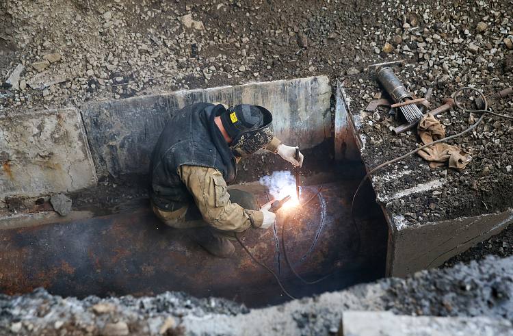 В Находке продолжается модернизация коммунальной инфраструктуры Работы направлены на повышение качества и надёжности теплоснабжения для жителей города и предприятий В городе последовательно обновляют тепловые сети тепловые узлы и котельные Значительный объём работ выполнен на котельной Рыбного порта что уже позволило снизить остроту проблемы с обеспечением теплом В 2026 году модернизация теплового хозяйства будет продолжена На замену сетей теплоснабжения Находка получит 300 миллионов рублей ещё 100 миллионов рублей из муниципального бюджета направят на замену котельного оборудования При ремонте используются современные предизолированные трубы и изопрофлекс со сроком службы более 50 лет Как подчеркнул заместитель Председателя краевого Правительства Владимир Малюшицкий реализуемые меры позволят повысить надёжность теплоснабжения а также создать условия для подключения новых жилых домов и социальных объектов primorsky krai