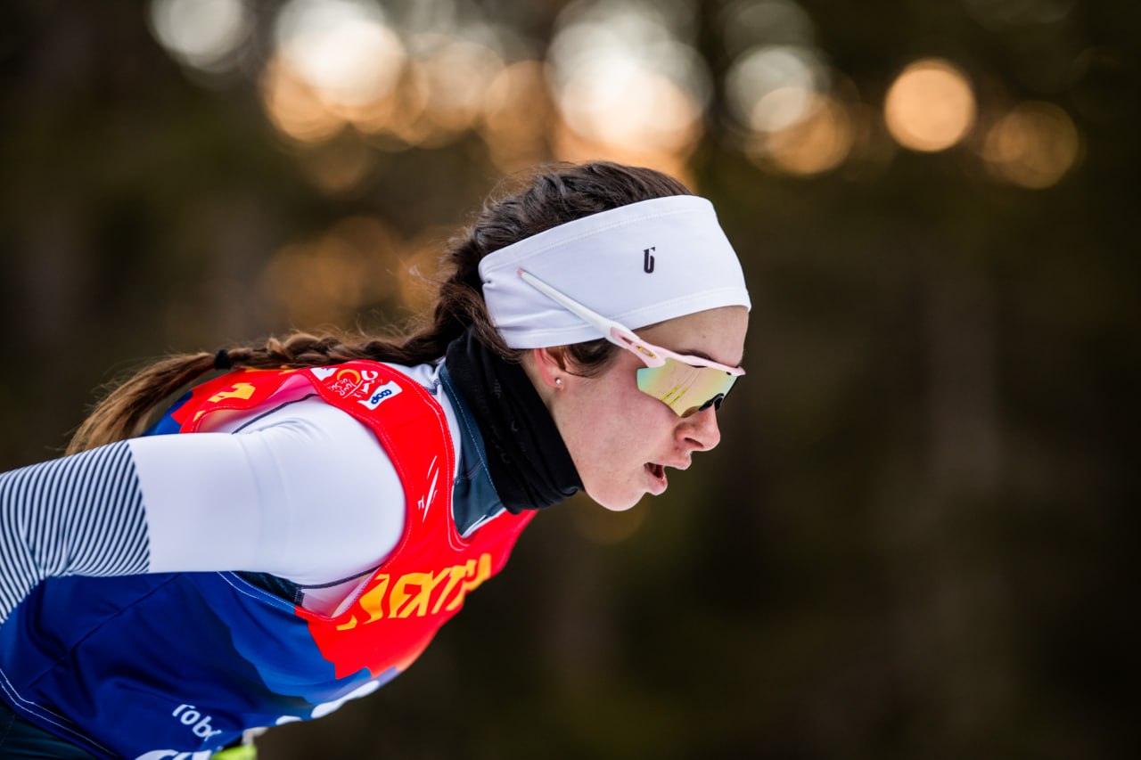 Дарья Непряева стала 27 й в гонке Тур де Ски Российская лыжница Дарья Непряева заняла 27 е место в гонке на 10 км классическим стилем с раздельным стартом на Тур де Ски в итальянском Тоблахе Непряева показала время 26 минут 56 2 секунды проиграв больше минуты победительнице норвежке Астрид Слинд Второе место заняла австрийка Тереза Штадлобер третьей стала американка Джессика Диггинс Ранее в понедельник россиянин Савелий Коростелев показал разделке девятый результат Maxim Thore Keystone Press Agency Global Look Press Подписаться на РБК Спорт