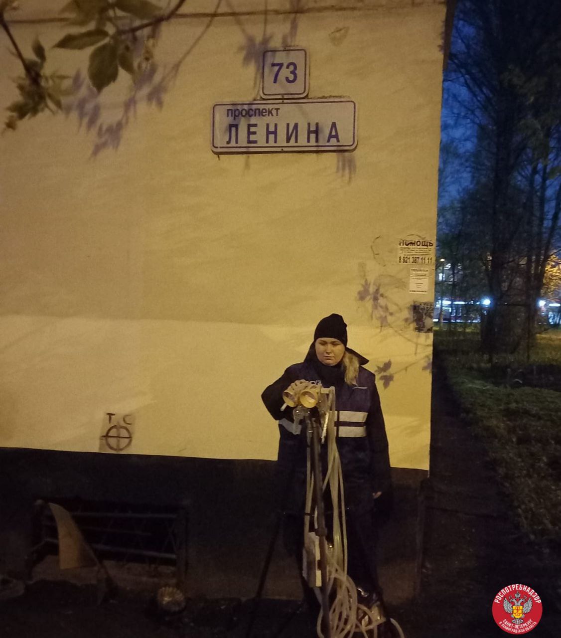 О результатах исследования атмосферного воздуха на территории ближайшей жилой застройки в связи с пожаром в ангаре по адресу: г. Санкт-Петербург, Колпинский район, дорога на Металлострой, д. 5, лит.АЗ Межрегиональным управлением Роспотребнадзора по Санкт-Петербургу и Ленинградской области совместно с ФБУЗ "Центр гигиены и эпидемиологии в городе Санкт-Петербурге и Ленинградской области" был осуществлен выезд и выполнен отбор проб атмосферного воздуха на территории ближайшей жилой застройки от очага горения с учетом направления ветра по адресу: г. Санкт-Петербург, г. Колпино, пр. Ленина, д. 73 расстояние 4,7 км . Специалистами в атмосферном воздухе определялось содержание веществ, свойственных процессу горения при пожаре: взвешенные вещества, сажа, оксид азота, диоксид азота, фтороводород, фенол, формальдегид, аммиак, гидрохлорид, углерод оксид, ацетон, бензол, толуол, этилбензол, ксилол, сероводород, сера диоксид, смеси предельных углеводородов С1-С5, С6-С10. Согласно результатам лабораторных исследований атмосферного воздуха, проведенных 07.05.2025 на территории ближайшей жилой застройки концентрации загрязняющих веществ в отобранных пробах не превышают гигиенические нормативы для атмосферного воздуха городских и сельских поселений, обеспечивающих их безопасность для здоровья населения. Ситуация остается на контроле Межрегионального управления Роспотребнадзора. #СанитарныйНадзор #Пожар #РоспотребнадзорПетербургЛенобласть