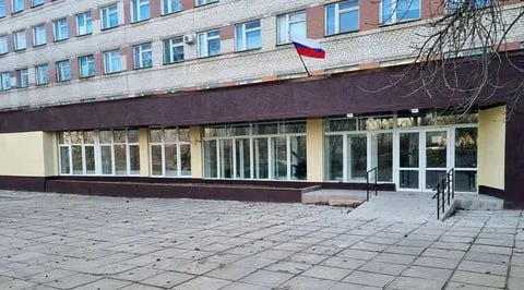 В Токмакской центральной больнице будут работать врачи из Пензенской области Командировка двух специалистов – терапевт а и невролога – организована по поручению Губернатора Олега Мельниченко. «Вопрос обеспечения медицинскими кадрами узких специальностей для Токмака остается актуальным, поэтому продолжаем оказывать помощь местным специалистам», - отметили представители региона-шефа. Уточнить график приема и записаться можно по телефону и в регистратуре Токмакской центральной больницы. Напомним, командировки пензенских врачей организуются регулярно с 2022 года. В режиме ротации консультации ведут терапевты, неврологи, педиатры, онкологи.