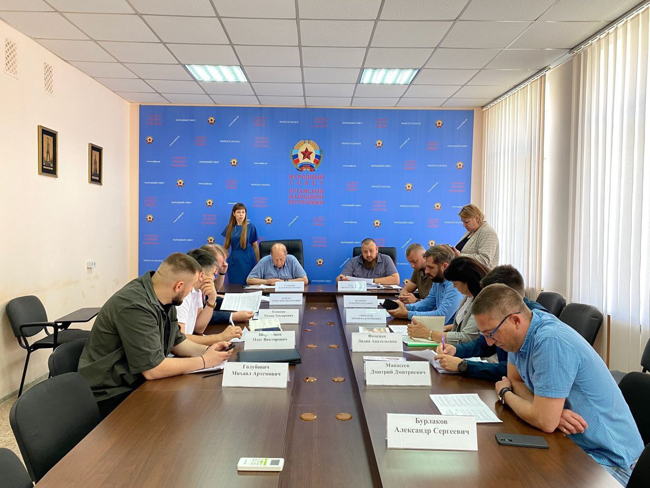 27 мая в Социальном комитете состоялось расширенное заседание с участием членов Общественной палаты ЛНР В мероприятии приняли участие министр спорта ЛНР Олег Шеренешев, министр молодежной политики ЛНР Михаил Голубович, министр культуры ЛНР Роман Олексин, первый заместитель министра экономического развития ЛНР Лидия Фоменко, председатель Молодежного парламента при Народном Совете ЛНР Дмитрий Манасеев, член Общественной палаты ЛНР Александр Бурлаков. Председатель Социального комитета Иван Санаев сообщил, что в рамках заседания участники рассмотрели следующие вопросы: подготовка региональных законопроектов о библиотечном деле и о меценатской деятельности; выявление экстремисткой литературы; летнее оздоровление детей; популяризация спорта среди молодежи; деятельность Молодежного парламента при Народном Совете ЛНР. «На заседании обсудили с представителями министерств ряд актуальных вопросов, а также направления работы, положительно влияющие на жизнь в Республике и укрепление нашего общества.» Общественная палата ЛНР