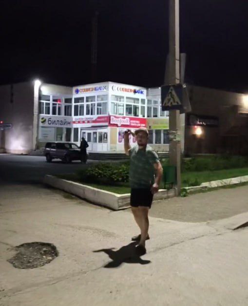 Женщина получила удар в грудь от пьяного приморца из-за просьбы сделать музыку тише в поселке Пластун. Одна из потерпевших приехала в гости к родителям, но несколько дней её сон нарушала громкая музыка, доносившаяся из машины, которая каталась по району ночью. Когда женщины не выдержали и спустились на улицу, чтобы сделать замечание, отдыхающие, распивавшие у машины алкоголь, отреагировали крайне агрессивно. Мужчина ударил одну из женщин в грудь и попытался отобрать телефон, угрожая ей физической расправой и сексуальным насилием. Также он замахнулся пустой бутылкой на другую женщину. После угроз женщины обратились в больницу, чтобы проверить себя на возможные травмы. — Это не просто хулиганство, а настоящий террор — люди лишают нас сна. Правоохранительных органов в Пластуне нет, а полицейским из Дальнегорска добираться сюда почти два часа по бездорожью. Вызвать полицию в Пластуне не получилось, а участковые трубку ночью не брали. Заявление получилось подать лишь в 10 утра следующего дня, — рассказала потерпевшая. Почему в Пластуне нет отдела полиции, помимо участковых, неизвестно. Также как и причина, по которой мужчина так резко отреагировал на замечание.
