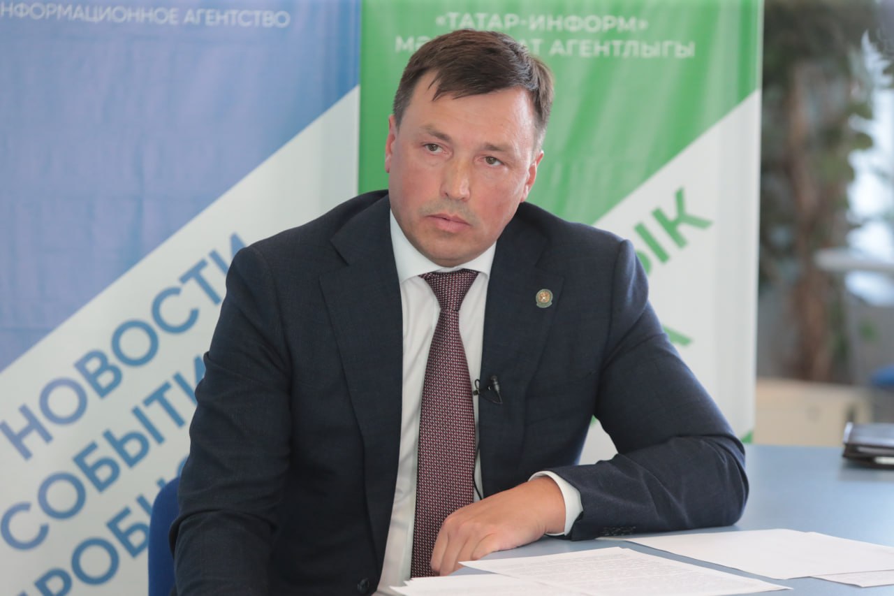 Фаниль Аглиуллин вернулся на пост руководителя Минземимущества РТ Соответствующий указ подписал Раис РТ Рустам Минниханов Фаниль Аглиуллин руководил Минземимущества республики с 2019 по 2024 год С июля 2024 по сентябрь 2025 года работал заместителем Премьер министра РТ курирующим восстановление подшефных Татарстану городов Луганской народной республики Лисичанска и Рубежного С июня 2024 года министром земельных и имущественных отношений РТ был Азат Кадыров который сегодня назначен на должность министра по делам молодежи Татарстана В новом составе Правительства РТ место заместителя Премьер министра курирующего восстановление подшефных Татарстану городов ЛНР занял бывший министр по делам молодежи РТ Ринат Садыков Подпишитесь на iatatarinform Читайте нас в MAX