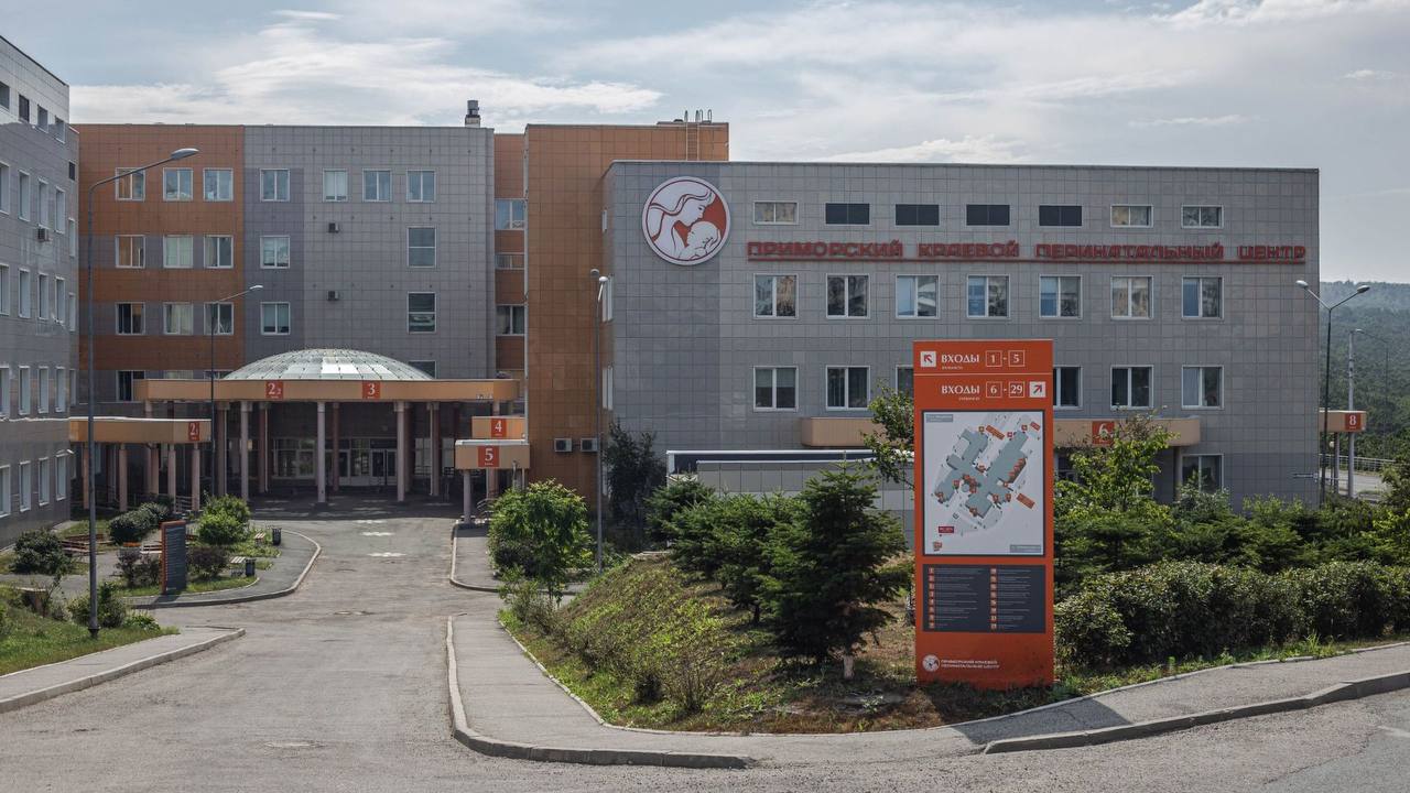 Маленький великан: гигантский ребенок появился на свет в Приморье В краевой столице на свет появился настоящий богатырь — младенец весом 5 670 граммов, сообщает пресс-служба Минздрава Приморья. Роды прошли успешно — врачи выполнили плановое кесарево сечение. Сейчас и мама, и малыш чувствуют себя отлично. Уже в ближайшие дни они смогут отправиться домой. Интересно, что это уже четвертый ребенок в семье из Владивостока. Дома маленького великана ждут старшие братья и сестра.