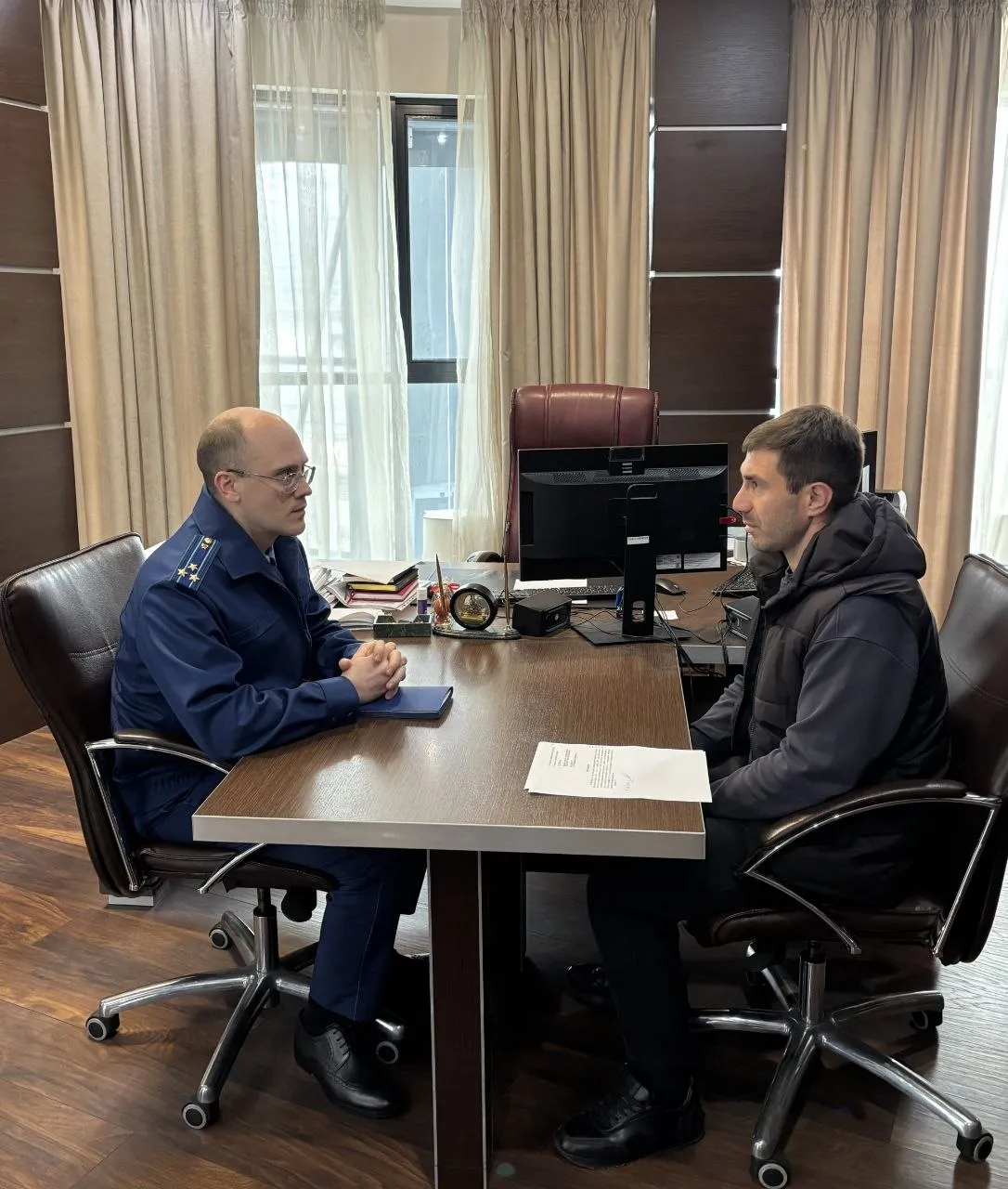 В Южной транспортной прокуратуре состоялся очередной прием предпринимателей К Сочинскому транспортному прокурору обратился заявитель по вопросам осуществления строительства в зоне приаэродромной территории международного аэропорта Сочи Карачаево Черкесский транспортный прокурор принял жалобу представителя юридического лица на действия сотрудников органа контроля надзора при проведении обследований железнодорожного пути необщего пользования В ходе приема в Донецкой транспортной прокуратуре хозяйствующего субъекта интересовали отдельные аспекты применения таможенного законодательства В Керченской транспортной прокуратуре заявитель затронул проблему регистрации баз для стоянок маломерных судов Предметом обращения в Крымскую транспортную прокуратуру стала эксплуатация железнодорожного переезда в том числе при транспортировке товаров Заместителем Таганрогского транспортного прокурора принят представитель юридического лица с просьбой проверить законность тарифа перевозчика при отцепочном ремонте вагонов вызванном обнаружением их неисправностью в пути следования груза Необходимость передислокации железнодорожного подвижного состава с подъездных путей другой организации побудила субъекта предпринимательства прийти на прием в Мариупольскую транспортную прокуратуру Обратившимся разъяснены положения действующего законодательства и правоприменительная практика По поступившим жалобам организованы проверки ход и результаты которых находятся на личном контроле руководства органов прокуратуры